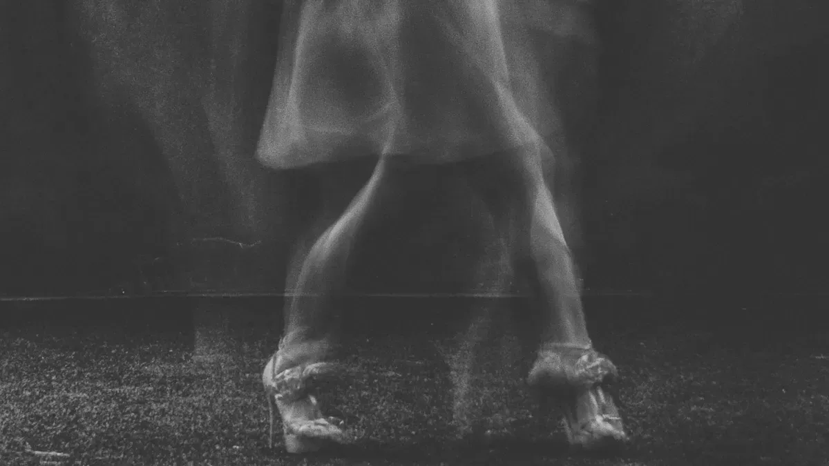 TFT液晶ディスプレイにゴースト現象や残像が発生するのはなぜですか？